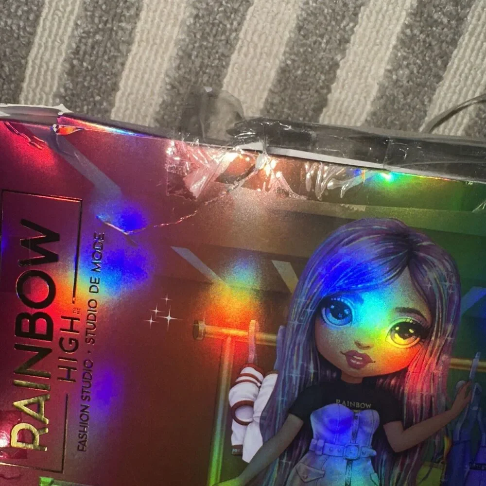 MGA Rainbow High Avery Styles Fashion Studio Doll Playset 300+ Looks Damaged Box